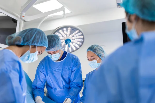 Equipo Cirujanos Profesionales Asistentes Enfermeras Que Realizan Cirugía Invasora Paciente — Foto de Stock