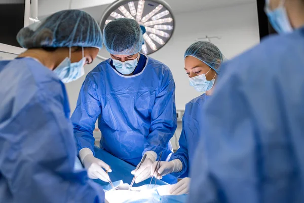 Μια Ομάδα Χειρουργών Παλεύει Για Ζωή Για Μια Πραγματική Εγχείρηση — Φωτογραφία Αρχείου