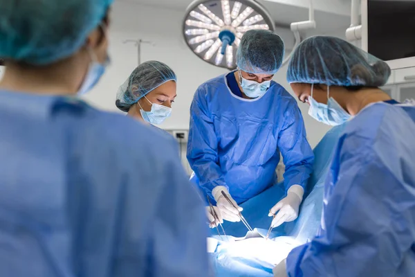 Equipo Cirujanos Profesionales Asistentes Enfermeras Que Realizan Cirugía Invasora Paciente — Foto de Stock