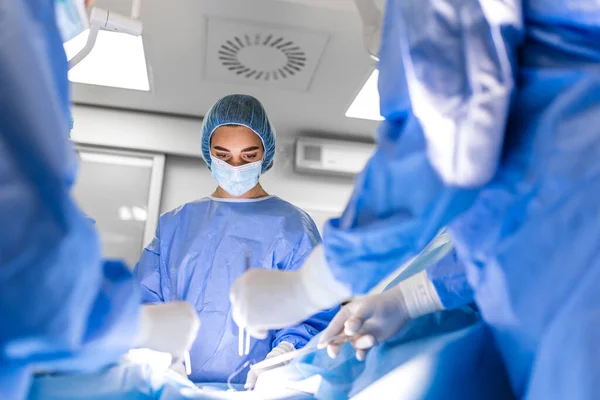 Doctor Assistant Nurse Operating Help Patient Dangerous Emergency Case Surgical — Φωτογραφία Αρχείου