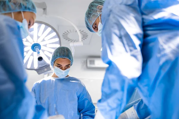 Group Medical Team Urgently Doing Surgical Operation Helping Patient Theater — ストック写真