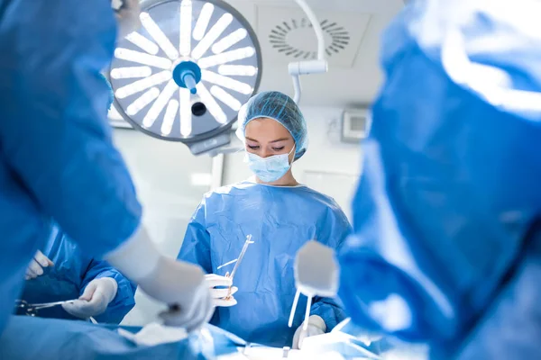 Professional Surgeon Holding Forceps Suture Thread Surgeon Holding Needle Holder — Stock Photo, Image