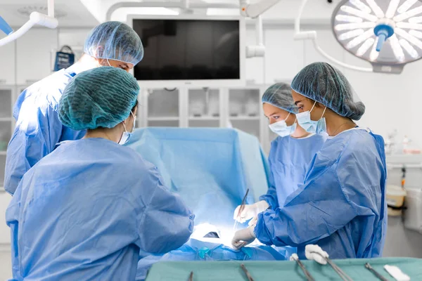 Cirugía Urgente Cirujanos Inteligentes Profesionales Inteligentes Pie Cerca Del Paciente — Foto de Stock