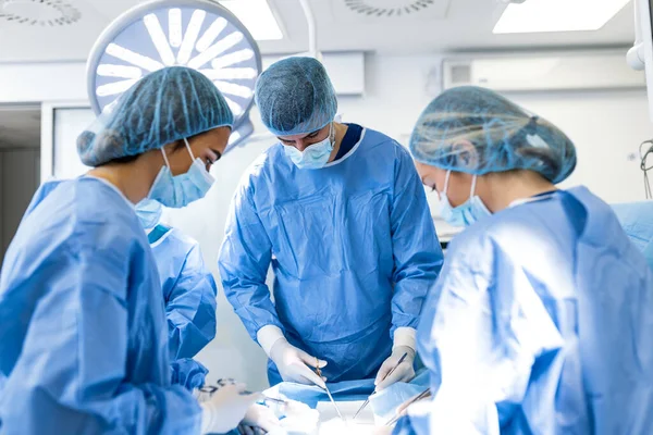 Doctor Assistant Nurse Operating Help Patient Dangerous Emergency Case Surgical — Foto de Stock