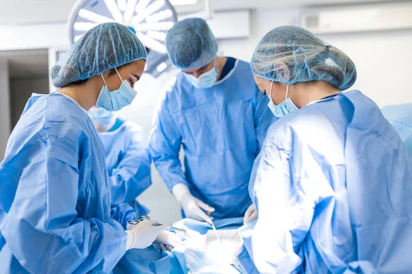 Squadra Medica Che Esegue Operazione Gruppo Chirurghi Lavoro Sala Operatoria — Foto Stock