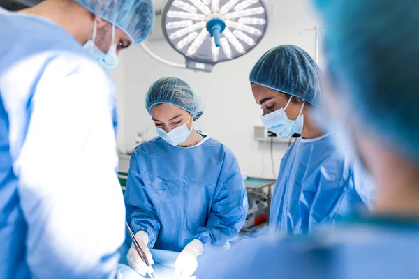 Επείγουσα Χειρουργική Επέμβαση Επαγγελματική Smart Ευφυής Χειρουργοί Στέκεται Κοντά Στον — Φωτογραφία Αρχείου