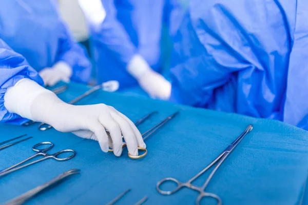 Νοσοκόμα Χέρι Λαμβάνοντας Χειρουργικά Μέσο Για Την Ομάδα Των Χειρούργους — Φωτογραφία Αρχείου