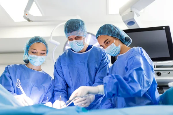 Group Medical Team Urgently Doing Surgical Operation Helping Patient Theater — Stock Photo, Image