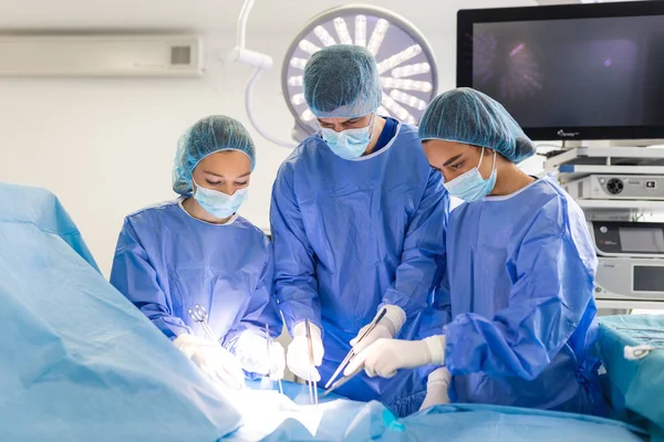 Group Medical Team Urgently Doing Surgical Operation Helping Patient Theater — 스톡 사진