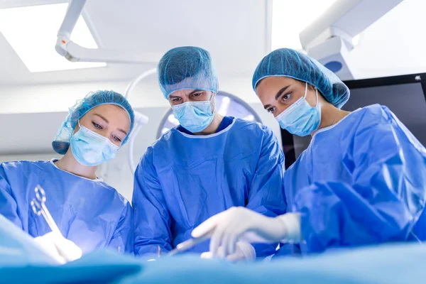 Gruppo Medici Sta Facendo Operazione Chirurgica Urgente Sta Aiutando Paziente — Foto Stock