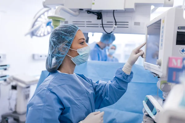 Squadra Chirurgica Concentrata Che Gestisce Paziente Sala Operatoria Anestesista Ben — Foto Stock