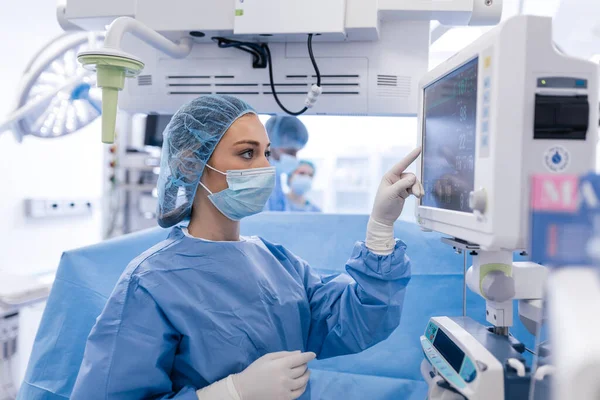 Anestesiologo Tenere Traccia Delle Funzioni Vitali Del Corpo Durante Chirurgia — Foto Stock