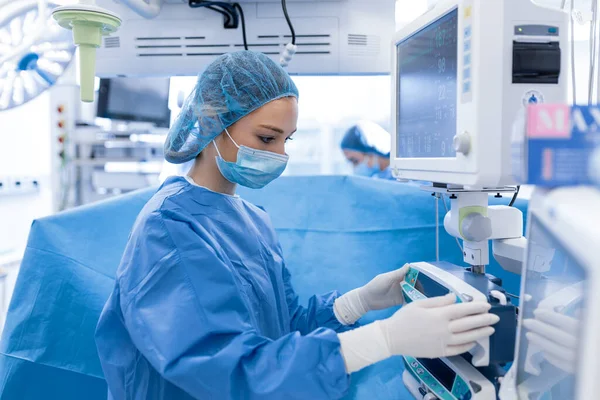 Konsantre Cerrahi Ekibi Ameliyathanede Bir Hastayı Ameliyat Ediyor Karmaşık Makinelerle — Stok fotoğraf