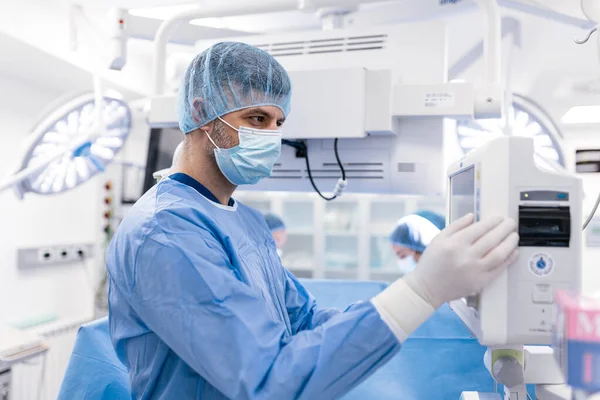 Anestesista Trabajando Quirófano Usando Monitores Control Engranajes Proteicos Mientras Sedaba — Foto de Stock