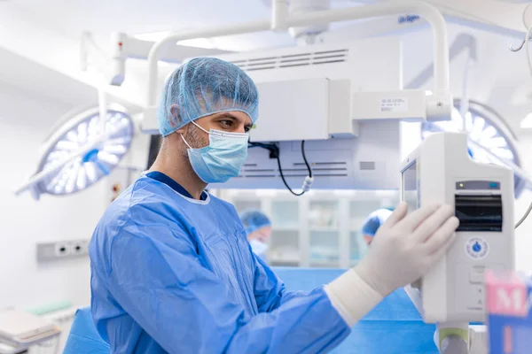 Anestesiólogo Que Realiza Seguimiento Las Funciones Vitales Del Cuerpo Durante — Foto de Stock