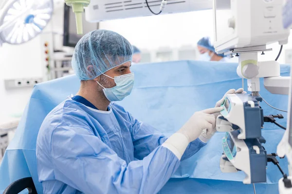 Respirator Jest Monitorowany Przez Anestezjologa Chirurg Stosujący Monitor Sali Operacyjnej — Zdjęcie stockowe