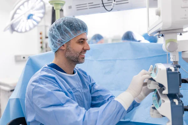 Anesthésiste Gardant Une Trace Des Fonctions Vitales Corps Pendant Chirurgie — Photo