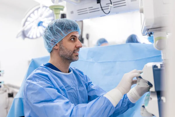 麻醉师在心脏手术中跟踪身体的重要功能 外科医生在手术过程中看着医疗监视器 医生检查病人健康状况 — 图库照片