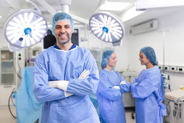 Porträtt Manlig Kirurg Som Står Med Armarna Korsade Operationssalen Sjukhuset — Stockfoto