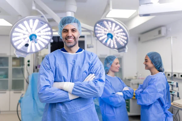 Porträtt Manlig Kirurg Som Står Med Armarna Korsade Operationssalen Sjukhuset — Stockfoto