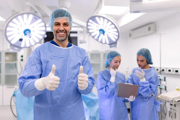 Portret Van Een Mannelijke Chirurg Met Gekruiste Armen Operatiekamer Van — Stockfoto