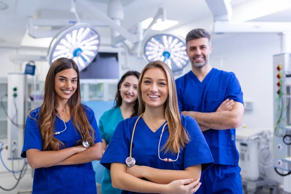 一组混合年龄的医生和护士肩并肩站在前面看相机 年轻的女医生在前面 — 图库照片