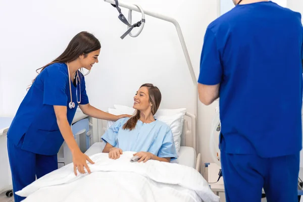 Szpitalna Kobieta Leżąca Łóżku Podczas Gdy Lekarz Sprawdza Lekarz Pielęgniarka — Zdjęcie stockowe