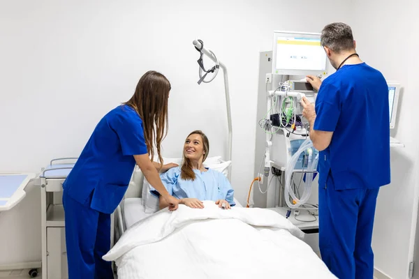 Hastane Koğuşu Dost Canlısı Doktor Hemşire Beyaz Kadın Hasta Yatakta — Stok fotoğraf