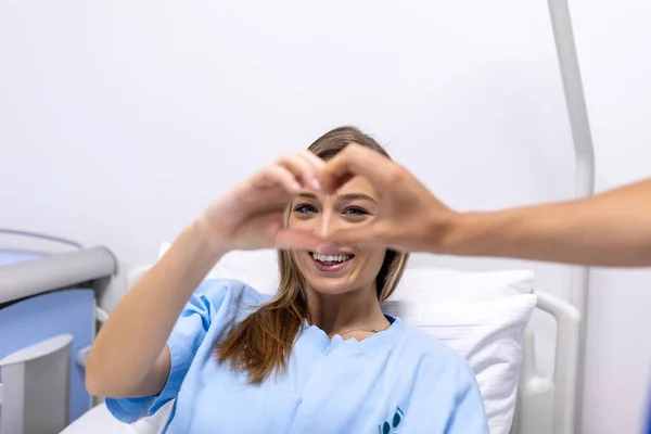 Läkare Och Patient Gör Finger Hjärtform Professionell Medicinsk Säkerhet Och — Stockfoto