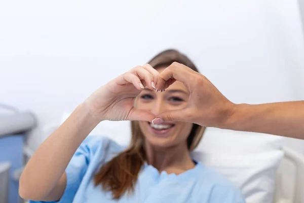 Arzt Und Patient Gestalten Finger Herzform Professionelle Medizinische Sicherheit Und — Stockfoto
