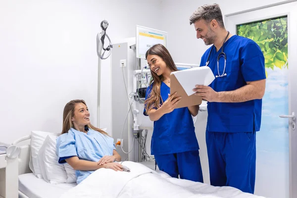 Läkare Uniform Med Stetoskop Med Hjälp Urklipp Stående Sjukhus Avdelning — Stockfoto