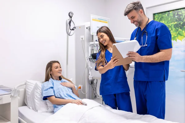 Doctors Uniform Stethoscope Using Clipboard Standing Hospital Ward Patient Resting — Stock Photo, Image