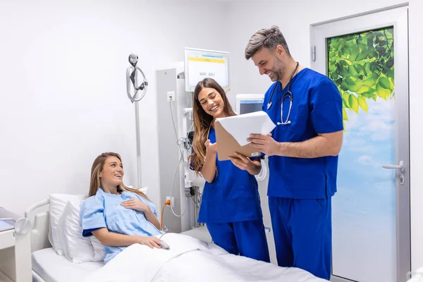Lékaři Uniformě Stetoskopem Používají Podložku Která Stojí Nemocničním Oddělení Pacient — Stock fotografie