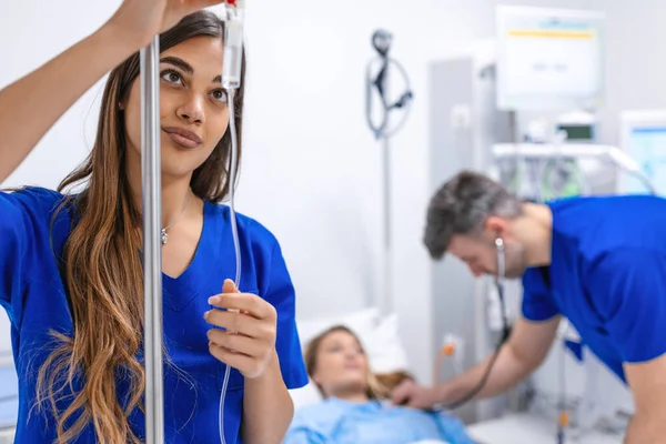 Młoda Kobieta Lekarz Anestezjolog Ubrany Niebieską Suknię Umieszcza Kroplomierz Pokoju — Zdjęcie stockowe
