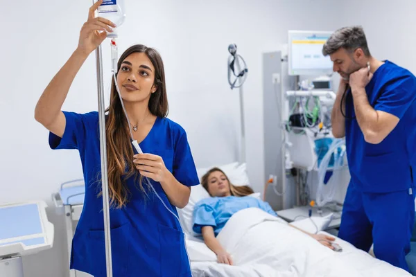 Ung Kvinna Läkare Narkosläkare Klädd Blå Klänning Sätter Dropper Sjukhus — Stockfoto