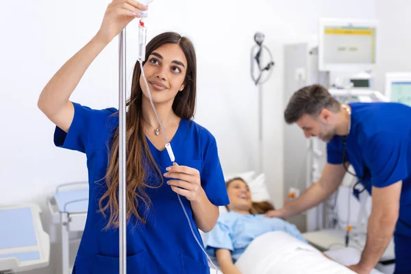Ung Kvinna Läkare Narkosläkare Klädd Blå Klänning Sätter Dropper Sjukhus — Stockfoto