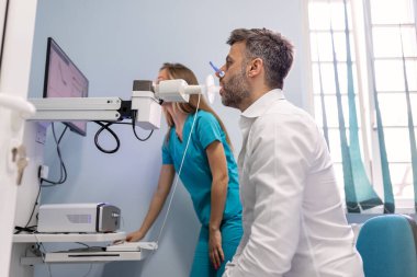 Solunum fonksiyonlarını spirometriyle test eden bir adam. Akciğer hastalığında solunum fonksiyonu teşhisi