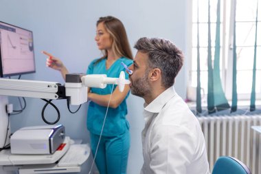 Solunum fonksiyonlarını spirometriyle test eden bir adam. Akciğer hastalığında solunum fonksiyonu teşhisi