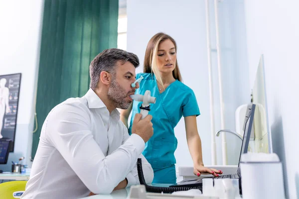 Homme Adulte Testant Fonction Respiratoire Par Spirométrie Ayant Problème Santé — Photo