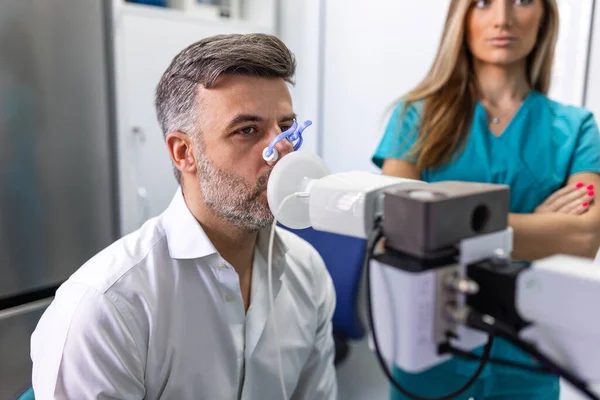 Man Die Longfunctietest Spirometrie Uitvoert Met Behulp Van Spirometer Een — Stockfoto