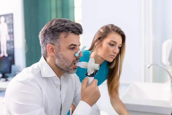 Uomo Adulto Prova Funzione Respiratoria Mediante Spirometria Che Problemi Salute — Foto Stock