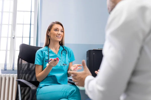 Lekarz Pracujący Biurze Słuchający Pacjenta Wyjaśnia Swoje Objawy Koncepcję Opieki — Zdjęcie stockowe