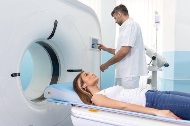 Doktor Kontrol ve MRI monitörü ya da Bayan Hasta Prosedürü ile CT taraması. Yüksek Teknolojili Modern Tıbbi Ekipman.