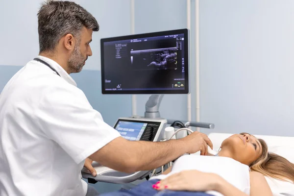Woman Patient Receives Thyroid Diagnostics Treatment Thyrotoxicosis Hypothyroidism Ultrasound Diagnostics — Stock Photo, Image