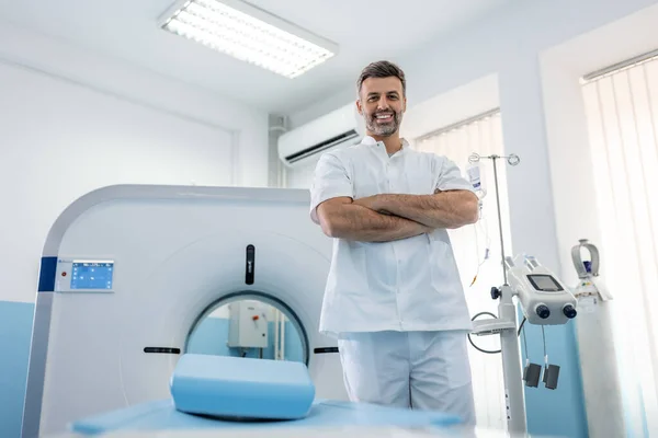 Médico Confiante Oncologia Ressonância Magnética Sala Tomografia Computadorizada Hospital Moderno — Fotografia de Stock