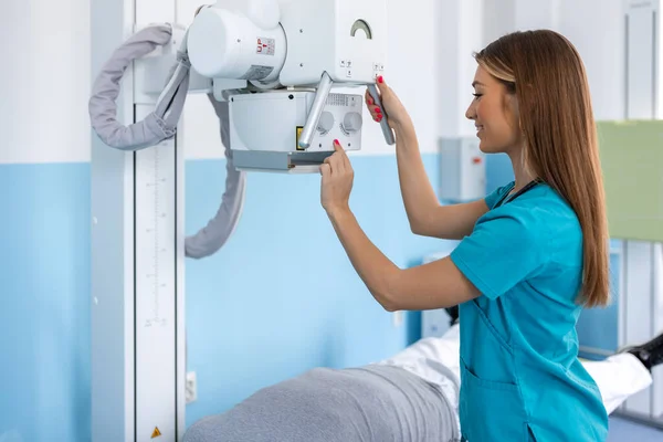 Hastanede Yatakta Yatan Adam Düşük Açı Fotoğrafı Nda Kadın Teknisyen — Stok fotoğraf