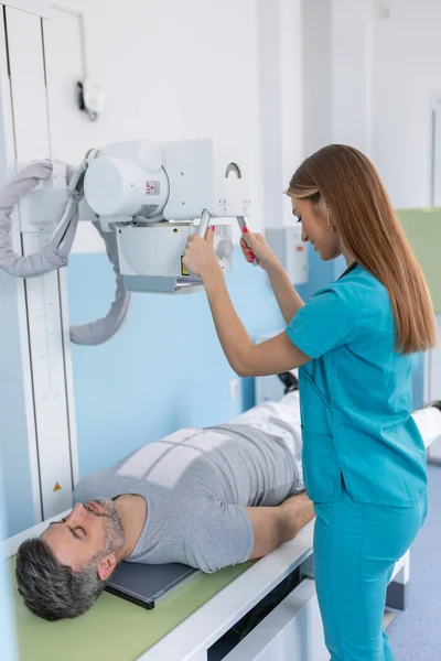 Female Doctor Sets Machine Ray Patient Radiologist Patient Ray Room — Stock Photo, Image