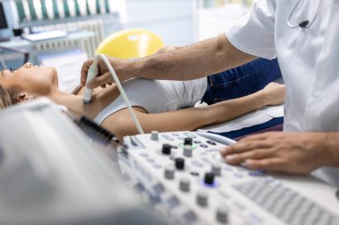 Kadın hastaya tiroit teşhisi konuyor. Tiroksikoz tedavisi ve hipotiroidizm. Endokrin sistemi ve tiroidin ultrason kontrolleri