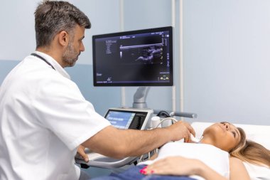 Kadın hastaya tiroit teşhisi konuyor. Tiroksikoz tedavisi ve hipotiroidizm. Endokrin sistemi ve tiroidin ultrason kontrolleri