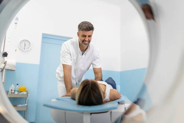 Radiographe Hospitalier Avec Scanner Opérant Pour Patiente Patiente Subissant Une — Photo